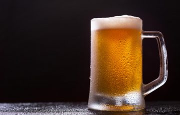 低温殺菌されたライトビールで、苦味と爽快感、高品質の材料が特徴です。アルコール度数は4.2%。伝統的なものと現代的なものをうまく組み合わせたビールです。