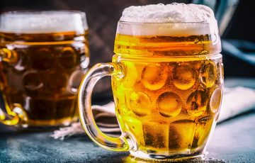 アルコール度数4.9％の大きめのビールです。100％大麦麦芽を使用しているため、非常にすっきりとして飲みやすく、一口ごとに心地よい爽やかな苦味が口内に広がります。