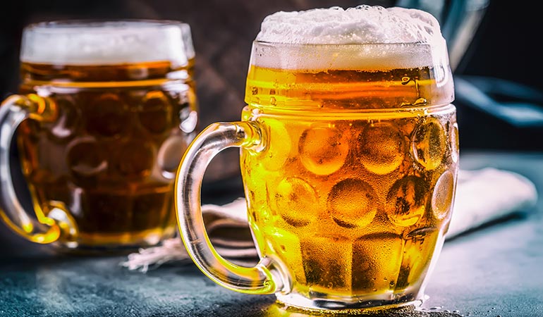 アルコール度数4.9％の大きめのビールです。100％大麦麦芽を使用しているため、非常にすっきりとして飲みやすく、一口ごとに心地よい爽やかな苦味が口内に広がります。
